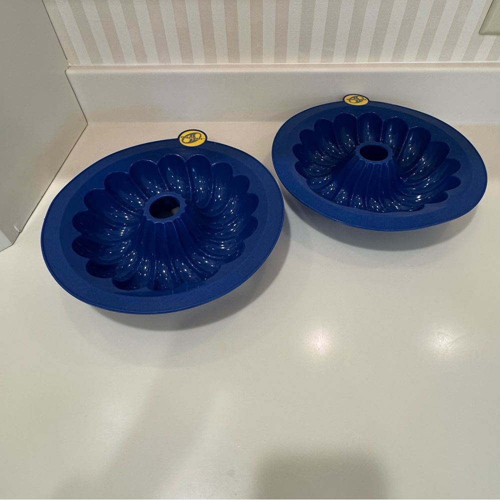 Smartware Bakeware Set Of Two Blue Silicone Bundt Cake Pans - Picture 4 of 9